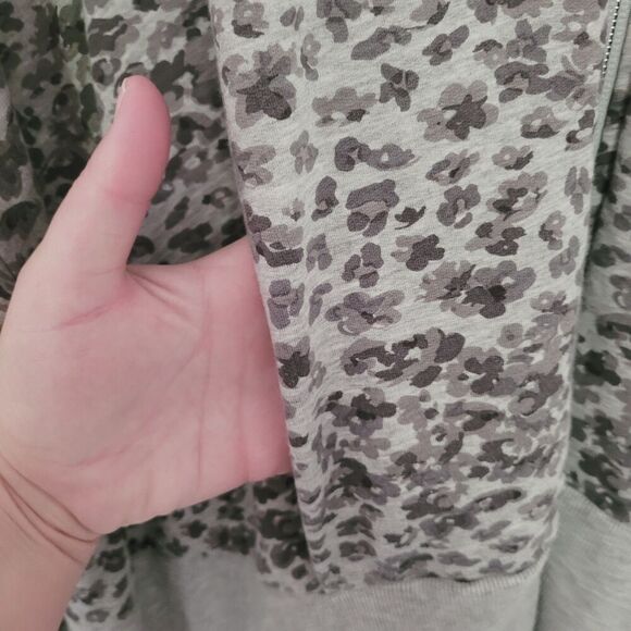 Athleta Balance Printed Sweatshirt in Grey Size 2X - Picture 7 of 9